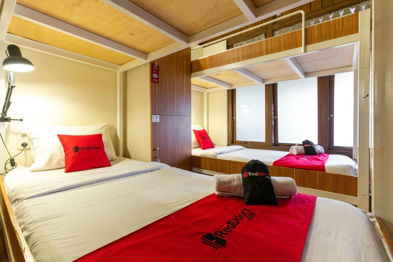 Reddoorz Hostel @ Dago 2 Бандунг Экстерьер фото